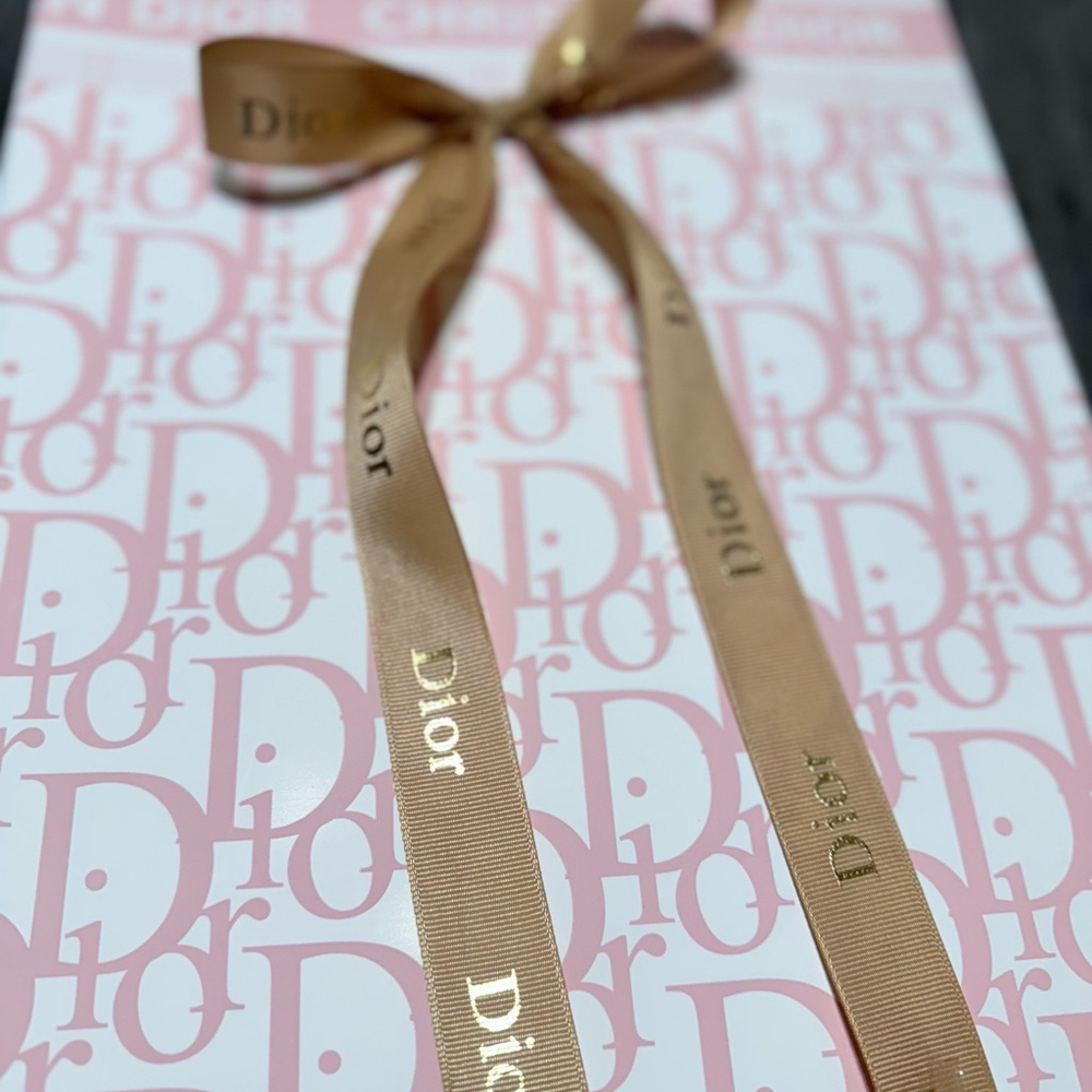 Luxury Floral Wrapping Set – 20 Gold Print Sheets + 5 Yards Ribbon”